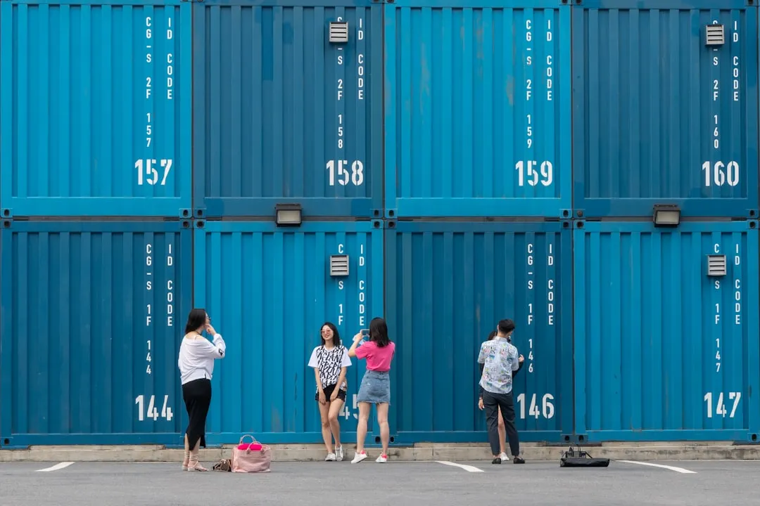 商业空间广告物料整体解决方案:喷绘写真与标识系统的协同设计思路